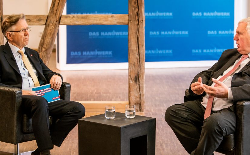HWK-Präsident Hans Hund (l.) und Minister Karl-Josef Laumann im Gespräch zu aktuellen Themen der Fachkräftegewinnung im Handwerk. (Foto: HWK/Studio Wiegel)