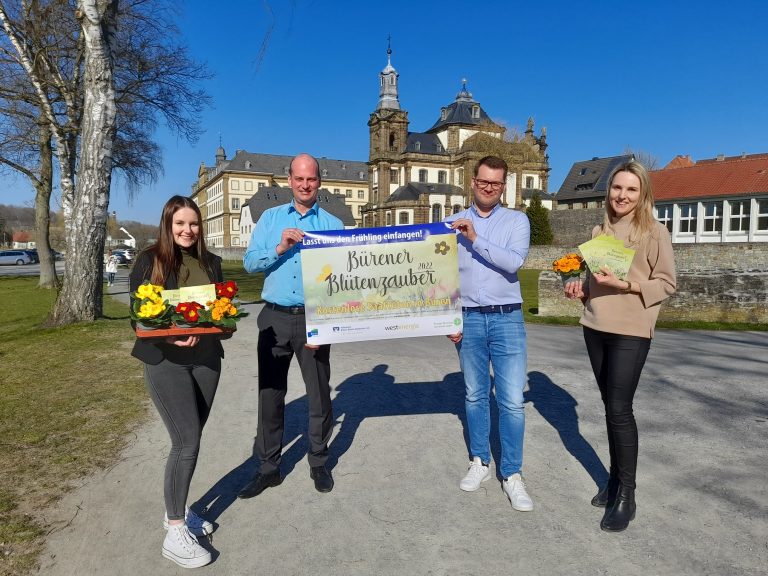 Blumensamen zum Selbstaussäen gibt es bei vielen Bäckereien in Büren: Anna-Lena Eggebrecht (ProjectPartners Kleeschulte), Benedikt Stiewe (Volksbank Brilon-Büren-Salzkotten), Fabian Wälter (Westenergie) und Anke Hammerström (Stadtmarketing). (Foto: Stadt Büren)