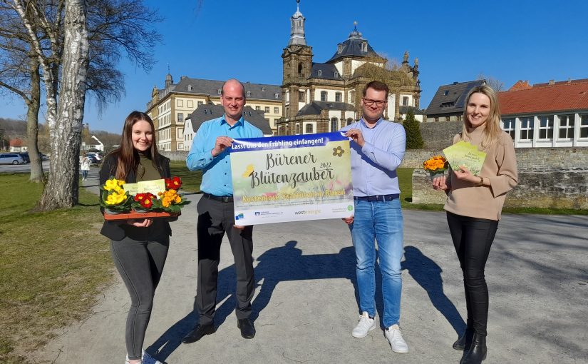 Blumensamen zum Selbstaussäen gibt es bei vielen Bäckereien in Büren: Anna-Lena Eggebrecht (ProjectPartners Kleeschulte), Benedikt Stiewe (Volksbank Brilon-Büren-Salzkotten), Fabian Wälter (Westenergie) und Anke Hammerström (Stadtmarketing). (Foto: Stadt Büren)