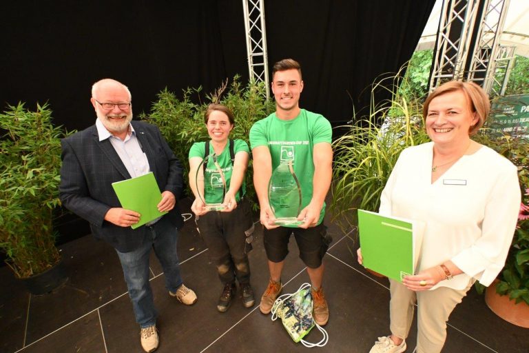 Siegerteam des Landschaftsgärtner-Cup 2021 im Park der Gärten: Ronja Beneke und Levi Ellmers (Ausbildungsbetrieb Uwe Krebs, Dötlingen) mit Ehrengast Maria Bruns und VGL-Vizepräsident Bernhard Korpis (Brake); (Foto: VGL Niedersachsen Bremen e.V./ Torsten von Reeken.)
