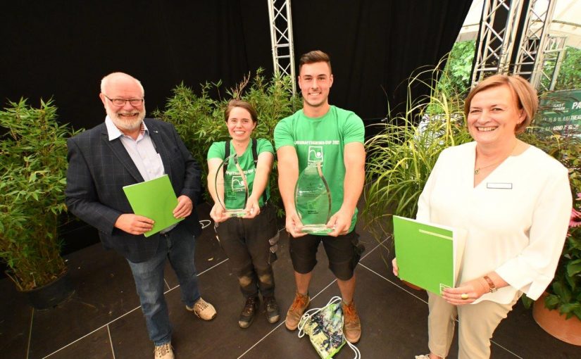 Siegerteam des Landschaftsgärtner-Cup 2021 im Park der Gärten: Ronja Beneke und Levi Ellmers (Ausbildungsbetrieb Uwe Krebs, Dötlingen) mit Ehrengast Maria Bruns und VGL-Vizepräsident Bernhard Korpis (Brake); (Foto: VGL Niedersachsen Bremen e.V./ Torsten von Reeken.)