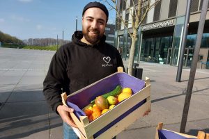 Mustafa Budumlu vom Bielefelder Verein Restlos e.V. freut sich über die erfolgreich gestartete Kooperation mit der FH Bielefeld. (Foto: Alena Bottin/FH Bielefeld)