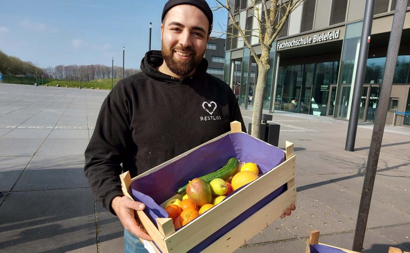 Mustafa Budumlu vom Bielefelder Verein Restlos e.V. freut sich über die erfolgreich gestartete Kooperation mit der FH Bielefeld. (Foto: Alena Bottin/FH Bielefeld)