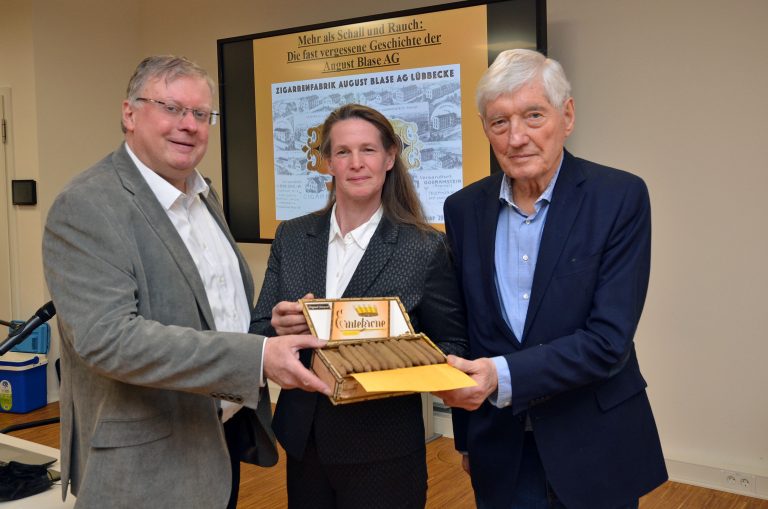 Volker Knickmeyer (links) konnte zahlreiche Anekdoten zur Blase AG erzählen. Daran waren auch Anouschka Blase, Enkelin des letzten Firmenchefs August Blase, sowie Hermann Gärtner, Inhaber von porta Möbel und ehemaliger Auszubildender bei Blase, sehr interessiert. (Foto: Gauselmann Gruppe)