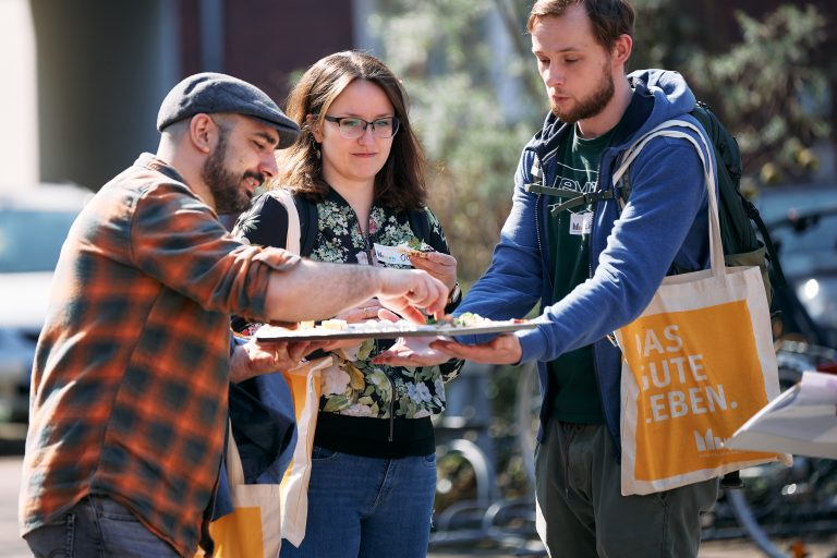 Während der Führung genossen die Teilnehmenden auch vielfältige kulinarische Überraschungen. Kulinarik im Kreuzviertel (Foto: Münsterland e.V./Philipp Foelting)