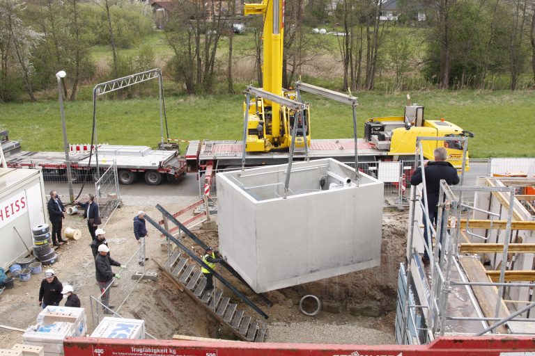 Vom Lkw ins Erdreich: Nur 20 Minuten dauerte die Einbringung der vorbestückten Heizzentrale für 13 Häuser.(Foto: August Brötje GmbH, Rastede)