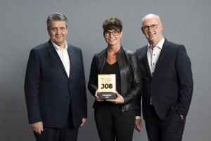 markilux erhielt kürzlich das „Top Job“-Siegel 2022. Die 350 Beschäftigten des Markisenexperten wurden 2021 anonym vom Zentrum für Arbeitsorganisation (zeag GmbH) befragt, wie zufrieden sie mit ihrer Arbeitssituation sind. Das Ergebnis fiel für das Unternehmen äußerst positiv aus. Somit darf sich der Mittelständler zu den besten deutschen Arbeitgebern zählen. Foto (v.l.n.r): Sigmar Gabriel (Schirmherr des Top Job-Siegels und ehemaliger Vize-Kanzler der BRD), Heike Reinermann (Personalleiterin, markilux), Michael Gerling (Geschäftsführer für Technik und Produktion, markilux) (Foto: markilux)