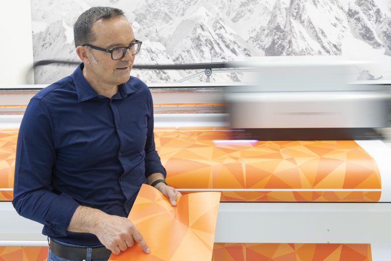 Maurus Zeller ist neuer Ansprechpartner für die Schweizer swissQprint Kundschaft (Foto: swissQprint)