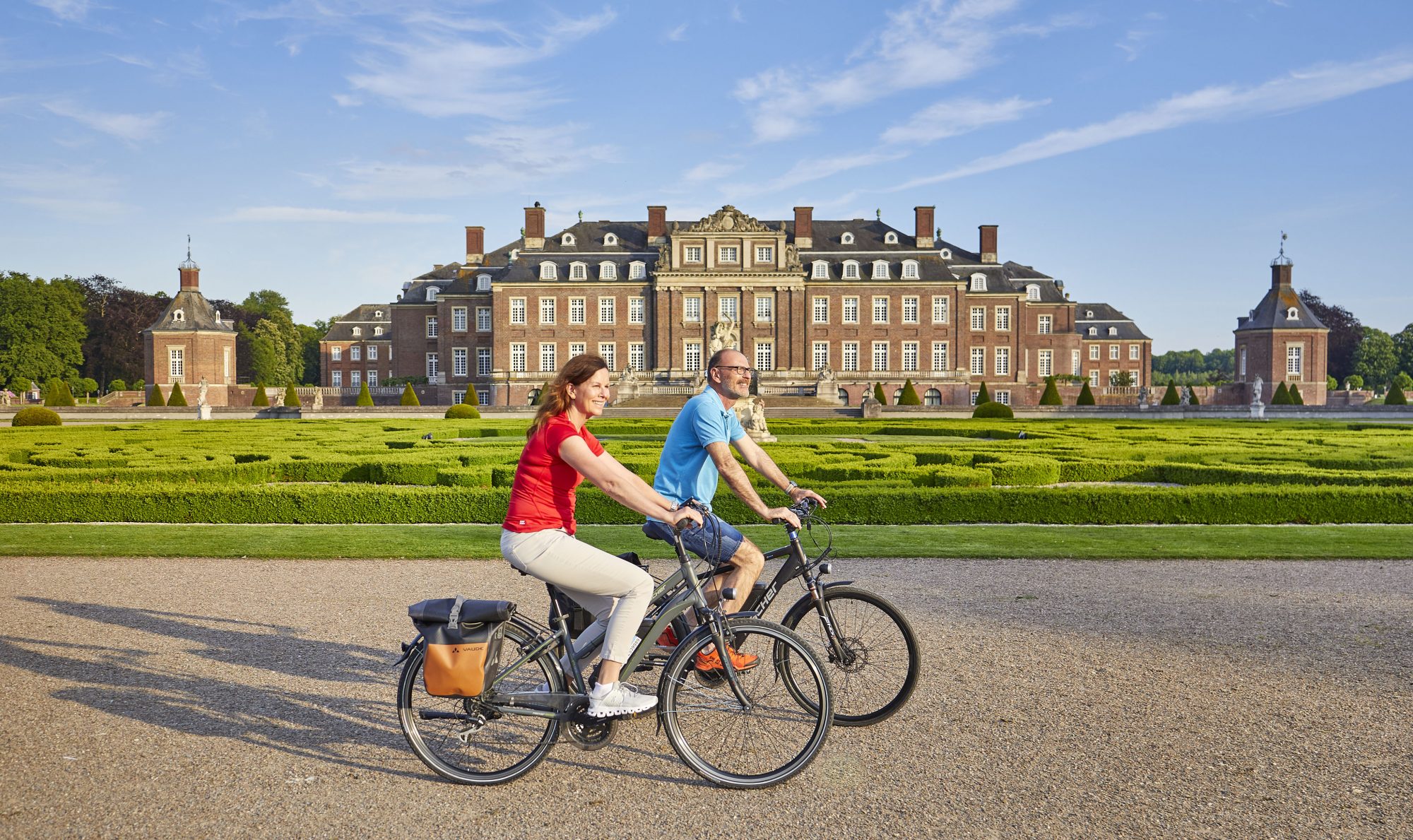 Wer ist auf der 100-Schlösser-Route unterwegs? Die Befragung gibt Aufschluss. Radfahrer vor Schloss Nordkirchen (Foto: Münsterland e.V./Philipp Fölting)