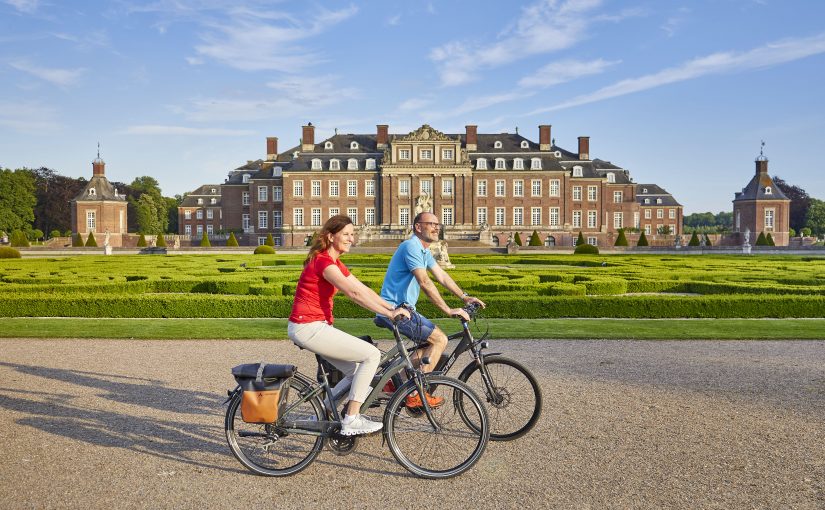 Wer ist auf der 100-Schlösser-Route unterwegs? Die Befragung gibt Aufschluss. Radfahrer vor Schloss Nordkirchen (Foto: Münsterland e.V./Philipp Fölting)