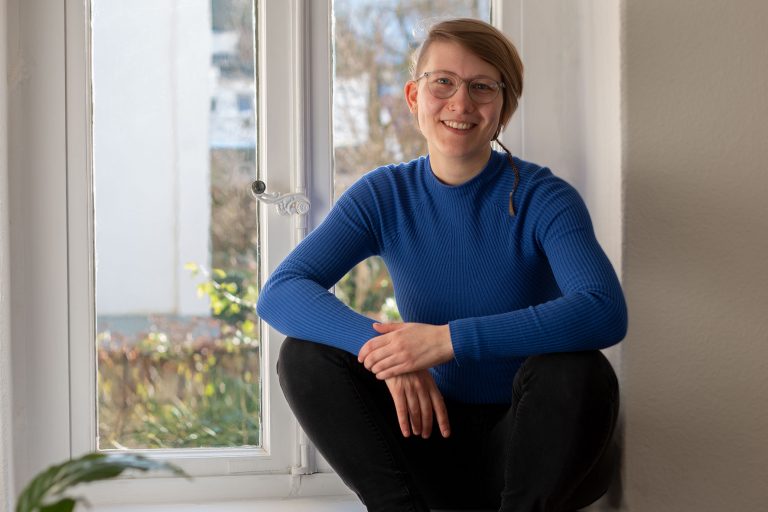 Marie Pischel, Kommunikationsdesignstudentin am Fachbereich Gestaltung will mit ihrem Start-Ups Trauergestalt die Trauerkultur in unserer Gesellschaft neu gestalten. (Foto: M.Pischel/FH Bielefeld)
