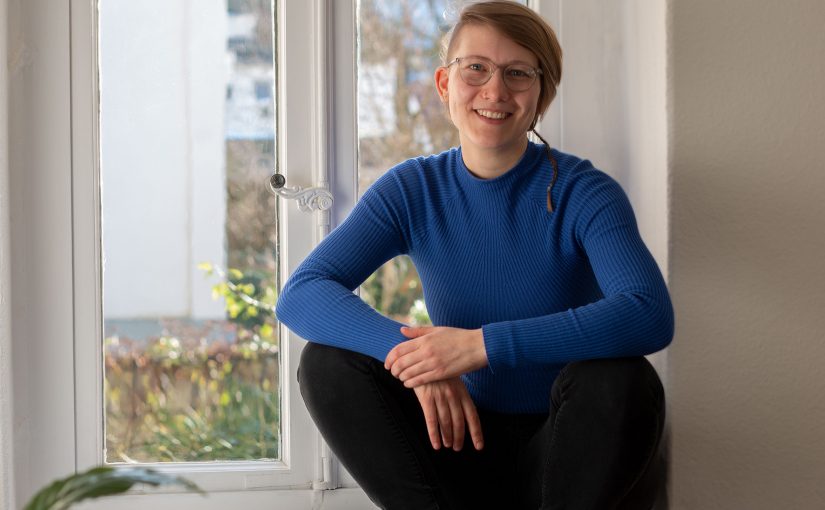 Marie Pischel, Kommunikationsdesignstudentin am Fachbereich Gestaltung will mit ihrem Start-Ups Trauergestalt die Trauerkultur in unserer Gesellschaft neu gestalten. (Foto: M.Pischel/FH Bielefeld)