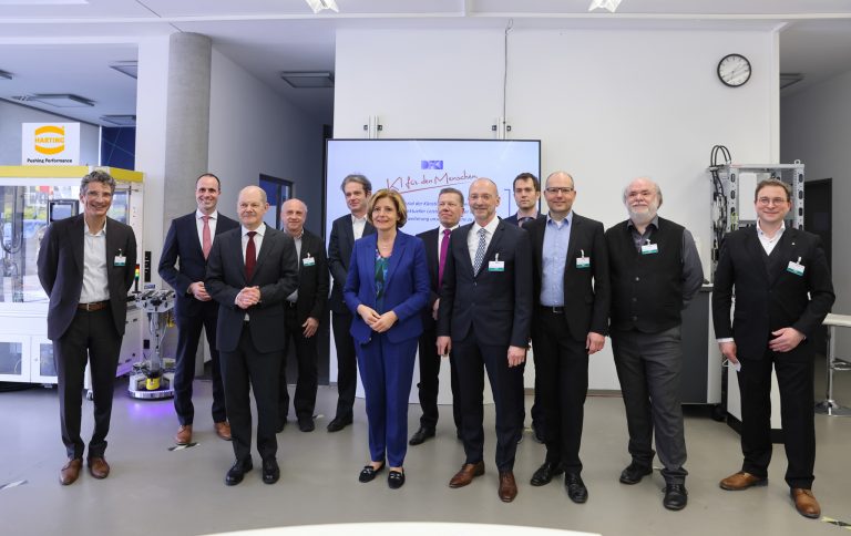 Bundeskanzler Olaf Scholz (3.v.l.) hat bei einem Besuch des Deutschen Forschungszentrum für Künstliche Intelligenz in Kaiserslautern (DFKI) die Bedeutung Künstlicher Intelligenz (KI) für den Standort Deutschland hervorgehoben. (Foto Copyright: DFKI/Alexander Sell)
