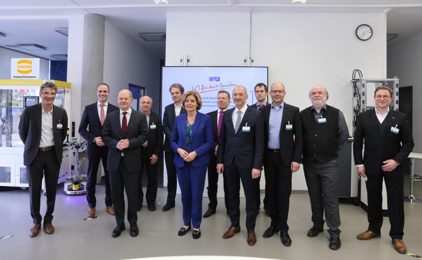 Bundeskanzler Olaf Scholz (3.v.l.) hat bei einem Besuch des Deutschen Forschungszentrum für Künstliche Intelligenz in Kaiserslautern (DFKI) die Bedeutung Künstlicher Intelligenz (KI) für den Standort Deutschland hervorgehoben. (Foto Copyright: DFKI/Alexander Sell)