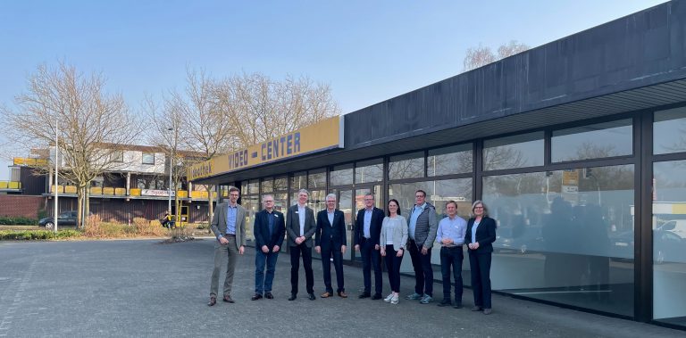 Besichtigung des Neubau Standortes v.l.n.r: Ingo Niehaus, Axel Rogowski, Ludger Lünenborg, Bernhard Jäschke, Dr. Peter Lüttmann, Petra Fettich, Konrad Kamp. Detlef Bolte, Andrea Rüter, (auf dem Foto fehlen: Milena Schauer und Gisela Horstmann) (Foto: EWG)