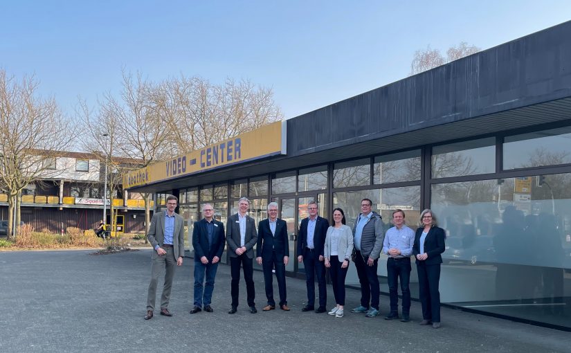 Besichtigung des Neubau Standortes v.l.n.r: Ingo Niehaus, Axel Rogowski, Ludger Lünenborg, Bernhard Jäschke, Dr. Peter Lüttmann, Petra Fettich, Konrad Kamp. Detlef Bolte, Andrea Rüter, (auf dem Foto fehlen: Milena Schauer und Gisela Horstmann) (Foto: EWG)