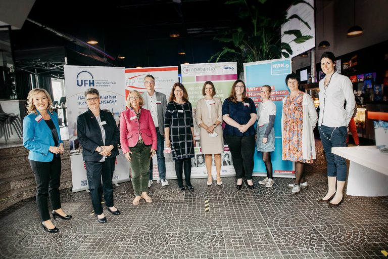 v.l.n.r.: Moderatorin Sabine Ziemke, Tatjana Lanvermann (Bundesvorsitzende der Unternehmerfrauen im Handwerk), Claudia von Diepenbroick-Grüter (Projektleiterin des Kompetenzzentrums Frau und Beruf Münsterland), Henning Stroers (Teammitglied im Kompetenzzentrum und Geschäftsleiter des FFP), Bürgermeisterin Karola Voß, Prof. Dr. Kerstin Ettl, Janine Overhaus und Anne Göpel (Shopware AG), Rendel Pietsch und Carina Bley (Unternehmensgruppe Pietsch) (Foto:Effing / Competentia Münsterland)