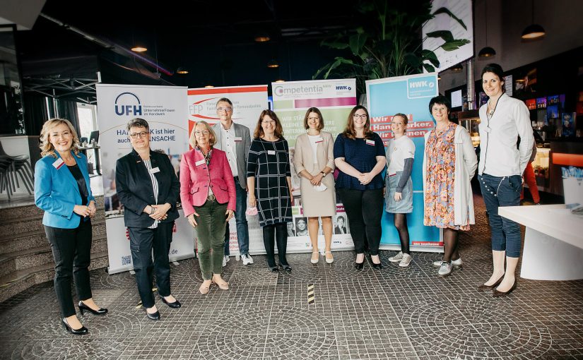 v.l.n.r.: Moderatorin Sabine Ziemke, Tatjana Lanvermann (Bundesvorsitzende der Unternehmerfrauen im Handwerk), Claudia von Diepenbroick-Grüter (Projektleiterin des Kompetenzzentrums Frau und Beruf Münsterland), Henning Stroers (Teammitglied im Kompetenzzentrum und Geschäftsleiter des FFP), Bürgermeisterin Karola Voß, Prof. Dr. Kerstin Ettl, Janine Overhaus und Anne Göpel (Shopware AG), Rendel Pietsch und Carina Bley (Unternehmensgruppe Pietsch) (Foto:Effing / Competentia Münsterland)