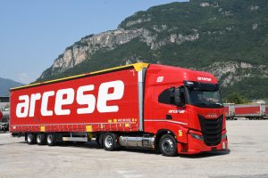 Arcese Sattelcurtainsider S.CS MEGA mit POWER CURTAIN PLUS (Foto: Schmitz Cargobull)