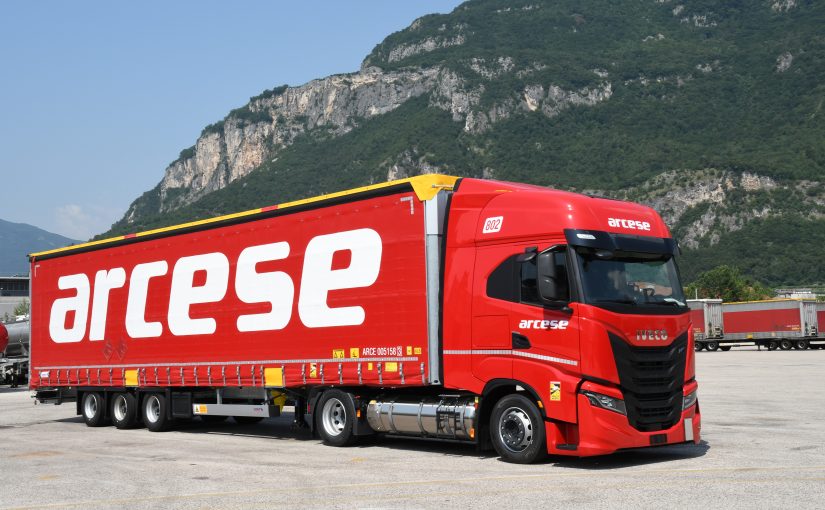 Arcese Sattelcurtainsider S.CS MEGA mit POWER CURTAIN PLUS (Foto: Schmitz Cargobull)