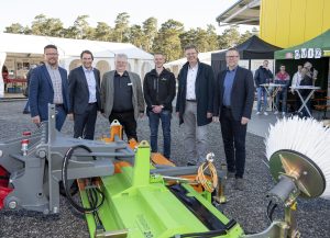 Zogen eine positive Bilanz der ersten Azubimesse #DeineAus-bildungSuchtDich in Fürstenau (von links): Lars Hellmers, Vor-stand der MaßArbeit, Michael Bürgel, Bürgermeister der Samt-gemeinde Artland, die beiden cdVet-Geschäftsführer Clemens und Patrick Dingmann, Michael Wernke, Bürgermeister der Samtgemeinde Bersenbrück, und Matthias Wübbel, Bürger-meister der Samtgemeinde Fürstenau. (Foto: MaßArbeit / Hermann Pentermann)