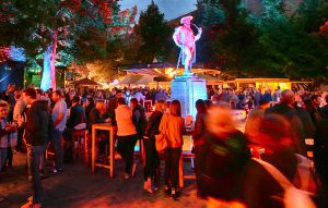 Zehn Orte, sechs Bühnen – während des Leineweber-Markts vom 25. bis 29. Mai 2022 ist das Leineweber-Denkmal auf dem Altstädter Kirchplatz ein beliebter Treffpunkt (Foto: Bielefeld Marketing GmbH)