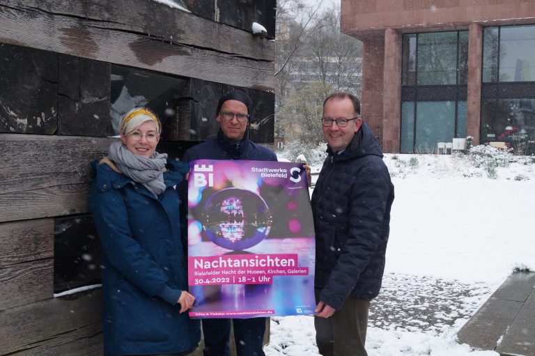 Freuen sich auf die Nachtansichten, das größte Kultur-Event in Ostwestfalen-Lippe (von links nach rechts): Katharina Schilberg, Projektleiterin der Bielefeld Marketing GmbH, Martin Uekmann, Geschäftsführer der Stadtwerke Bielefeld GmbH und Martin Knabenreich, Geschäftsführer der Bielefeld Marketing GmbH. (Foto: Bielefeld Marketing GmbH)