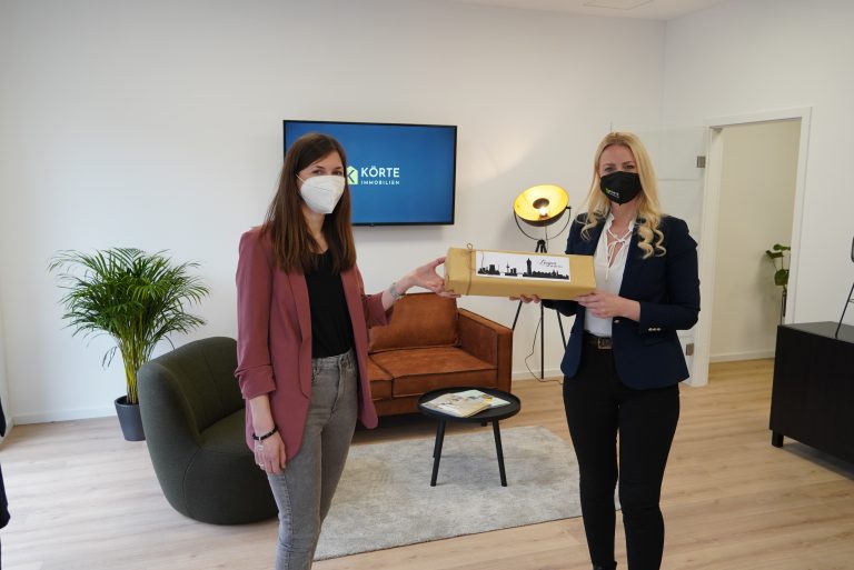 Lara Bemboom von der Wirtschaftsförderung der Stadt Lingen (li.) gratuliert Immobilienmaklerin Jana Körte (re.) zur Büroeröffnung an der Rheiner Straße. (Foto: Stadt Lingen)