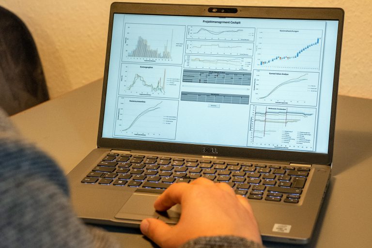 Daten aufbereiten, analysieren und visualisieren: Die mehrteilige Online-Weiterbildung „Business Analytics – Angewandte Datenanalyse“ der FH Münster vermittelt das nötige Rüstzeug. (Foto: FH Münster/Michelle Liedtke)