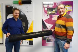 André Schulenberg vom UnternehmensService der WIGOS Wirtschaftsförderungs-gesellschaft Osnabrücker Land informierte sich bei Günther Weber, Geschäftsfüh-render Gesellschafter der Flex-Punkt GmbH, über die Erfahrungen mit der neuen PV-Anlage und die Entwicklung des Unternehmens. (Foto: Sandra Joachim-Meyer )