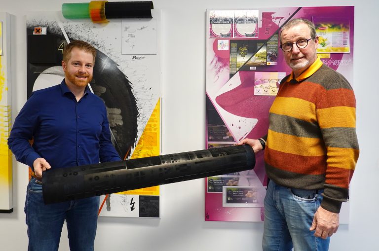 André Schulenberg vom UnternehmensService der WIGOS Wirtschaftsförderungs-gesellschaft Osnabrücker Land informierte sich bei Günther Weber, Geschäftsfüh-render Gesellschafter der Flex-Punkt GmbH, über die Erfahrungen mit der neuen PV-Anlage und die Entwicklung des Unternehmens. (Foto: Sandra Joachim-Meyer )