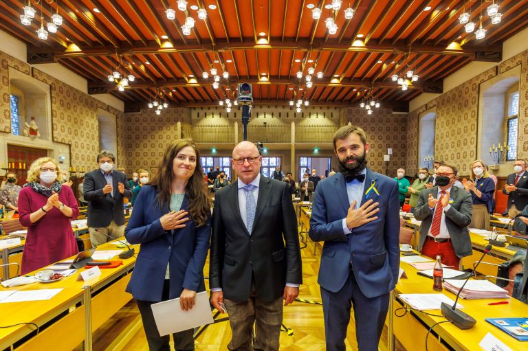 Die ukrainische Generalkonsulin Iryna Shum und ihr polnischer Amtskollege Jakub Wawrzyniak sprachen vor dem Rat der Stadt Münster um Oberbürgermeister Markus Lewe (m.). (Foto: Stadt Münster/Münsterview)