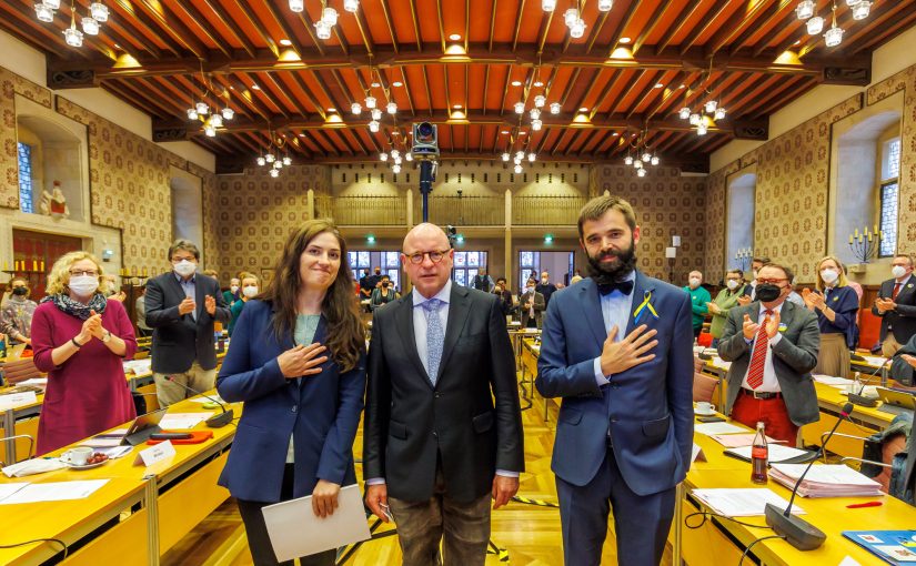 Die ukrainische Generalkonsulin Iryna Shum und ihr polnischer Amtskollege Jakub Wawrzyniak sprachen vor dem Rat der Stadt Münster um Oberbürgermeister Markus Lewe (m.). (Foto: Stadt Münster/Münsterview)