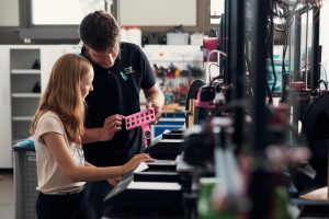 Lars Fromme vom zdi-Schülerinnen- und Schülerlabor experiMINT am Campus Bielefeld erklärte den Schülerinnen den 3D-Drucker. (Foto: P.Pollmeier/FH Bielefeld)