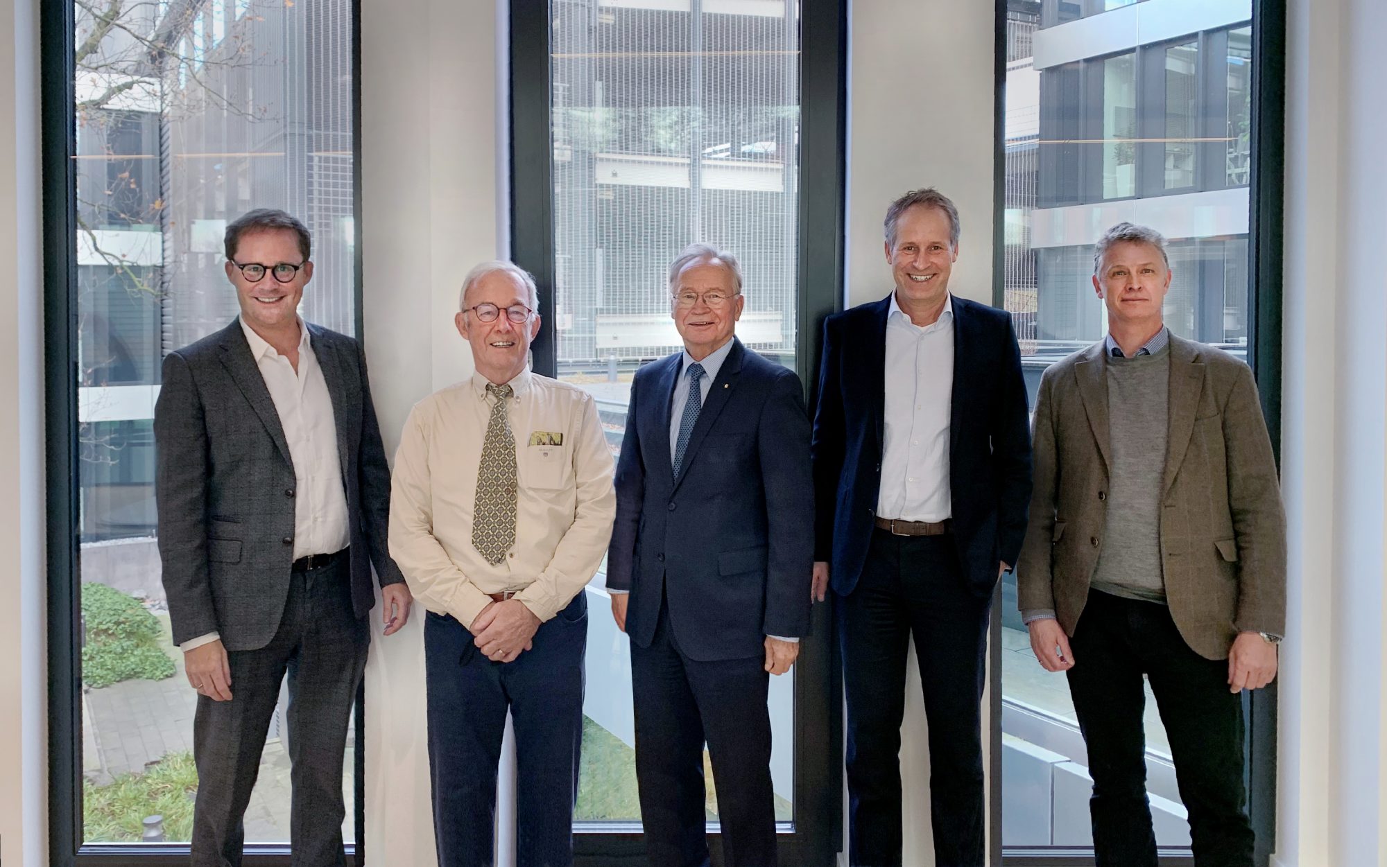 Jan-Hendrik Goldbeck (geschäftsführender Gesellschafter von Goldbeck), Svend Møller Hansen (bisheriger Miteigentümer und Gründer von DS Gruppen), Ortwin Goldbeck (Gründer von Goldbeck), Jörg-Uwe Goldbeck (geschäftsführender Gesellschafter von Goldbeck) und Mads Møller Hansen (bisheriger Miteigentümer und CEO von DS Gruppen) freuen sich, mit der Übernahme ihre Erfahrungen und Kompetenzen zu bündeln. (Foto: Goldbeck GmbH)