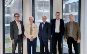 Jan-Hendrik Goldbeck (geschäftsführender Gesellschafter von Goldbeck), Svend Møller Hansen (bisheriger Miteigentümer und Gründer von DS Gruppen), Ortwin Goldbeck (Gründer von Goldbeck), Jörg-Uwe Goldbeck (geschäftsführender Gesellschafter von Goldbeck) und Mads Møller Hansen (bisheriger Miteigentümer und CEO von DS Gruppen) freuen sich, mit der Übernahme ihre Erfahrungen und Kompetenzen zu bündeln. (Foto: Goldbeck GmbH)