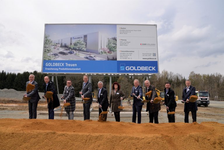 Geben mit dem traditionellen Spatenstich den Startschuss für umfangreiche Arbeiten (v.l.):  Dr. Wulf Härtel, Geschäftsführer Goldbeck Bauelemente Treuen GmbH  Lars Luderer, Geschäftsführer Goldbeck GmbH  Hagen Sczepanski, Präsident IHK Plauen  Jörg-Uwe Goldbeck, geschäftsführender Gesellschafter Goldbeck GmbH  Rolf Keil, Landrat des Vogtlandkreises  Andrea Jedzig, Bürgermeisterin Stadt Treuen  Ortwin Goldbeck, Gründer Goldbeck GmbH  Dr. Dieter Pfortner, Präsident IHK Chemnitz  Jörg Bechmann, Leiter Goldbeck-Niederlassung Sachsen  Mirko Zeng, Geschäftsführer Goldbeck Ost GmbH (Foto: Goldbeck GmbH