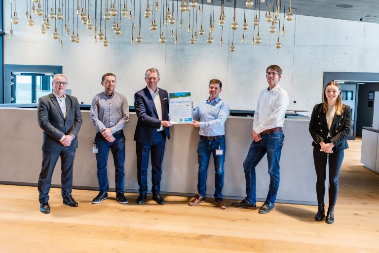 Übergabe des Grünstromzertifikates an MULTIVAC durch TWS (v.l.n.r.): Alexander Hauschke (MULTIVAC), Moritz Naumann (MULTIVAC), Christian Traumann (MULTIVAC), Armin Feser (TWS), Manuel Erens (TWS), Sophia Beck (MULTIVAC).(Foto: MULTIVAC)