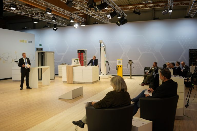 Die HARTING Technologiegruppe veranstaltete ihre Fachpressetagung 2022 in hybrider Form. Im Mittelpunkt standen dabei Use Cases von Industrie-Applikationen. (Foto: Harting)