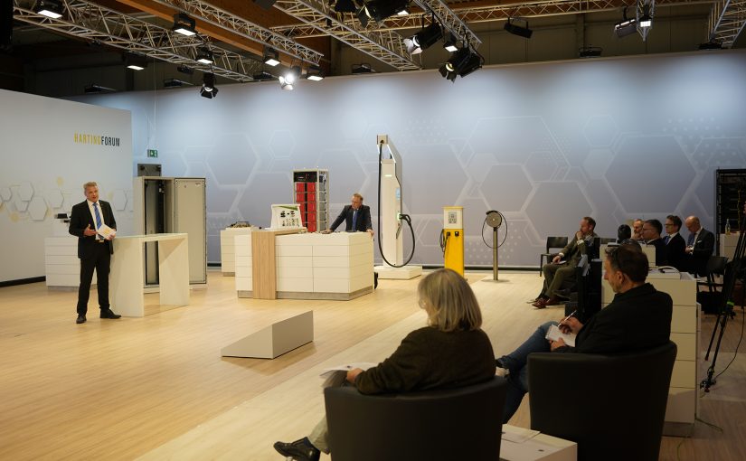 Die HARTING Technologiegruppe veranstaltete ihre Fachpressetagung 2022 in hybrider Form. Im Mittelpunkt standen dabei Use Cases von Industrie-Applikationen. (Foto: Harting)