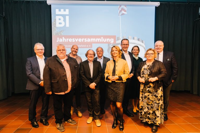 Der Vorstand des Verkehrsvereins Bielefeld e.V. (v. l.): Professor Olaf Kruse, Andreas Büscher, Henner Zimmat, Mike Bartels, Oberbürgermeister Pit Clausen, Ursula Pasch, Martin Knabenreich, Jennifer Erdmann, Regine Tönsing, Johannes Göke. Es fehlen: Frank Wulfmeyer und Thomas Kunz. (Foto: Bielefeld Marketing GmbH/ Michael Adamski)