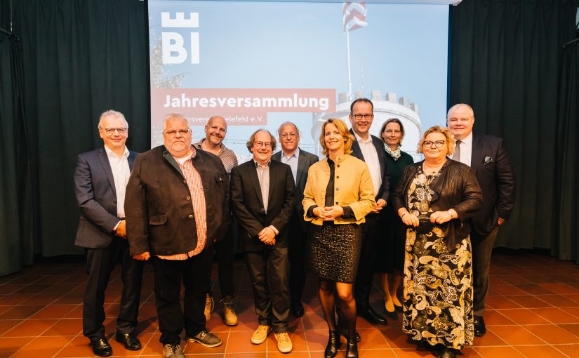 Der Vorstand des Verkehrsvereins Bielefeld e.V. (v. l.): Professor Olaf Kruse, Andreas Büscher, Henner Zimmat, Mike Bartels, Oberbürgermeister Pit Clausen, Ursula Pasch, Martin Knabenreich, Jennifer Erdmann, Regine Tönsing, Johannes Göke. Es fehlen: Frank Wulfmeyer und Thomas Kunz. (Foto: Bielefeld Marketing GmbH/ Michael Adamski)