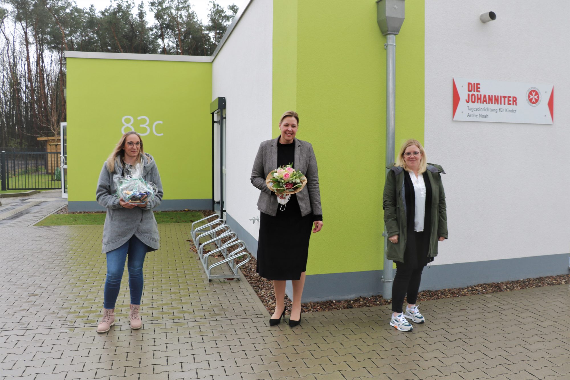(V. li.) Anna Hohlfeld (Leiterin der Johanniter-Kita Arche Noah), Iris Brockmeier (Vorstand Volksbank Schlangen) und Michelle Siegmund (1. Vorsitzende Förderverein Arche Noah Schlangen e.V.). (Foto: Johanniter Lippe-Höxter)