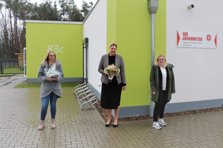 (V. li.) Anna Hohlfeld (Leiterin der Johanniter-Kita Arche Noah), Iris Brockmeier (Vorstand Volksbank Schlangen) und Michelle Siegmund (1. Vorsitzende Förderverein Arche Noah Schlangen e.V.). (Foto: Johanniter Lippe-Höxter)