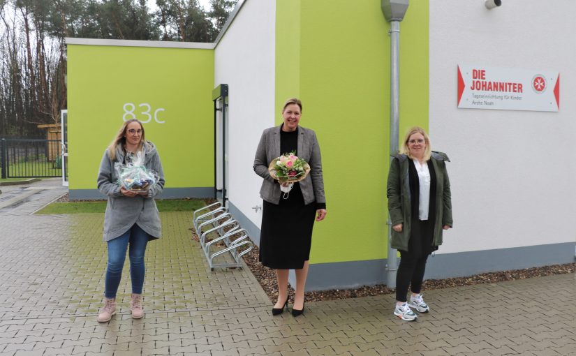 (V. li.) Anna Hohlfeld (Leiterin der Johanniter-Kita Arche Noah), Iris Brockmeier (Vorstand Volksbank Schlangen) und Michelle Siegmund (1. Vorsitzende Förderverein Arche Noah Schlangen e.V.). (Foto: Johanniter Lippe-Höxter)