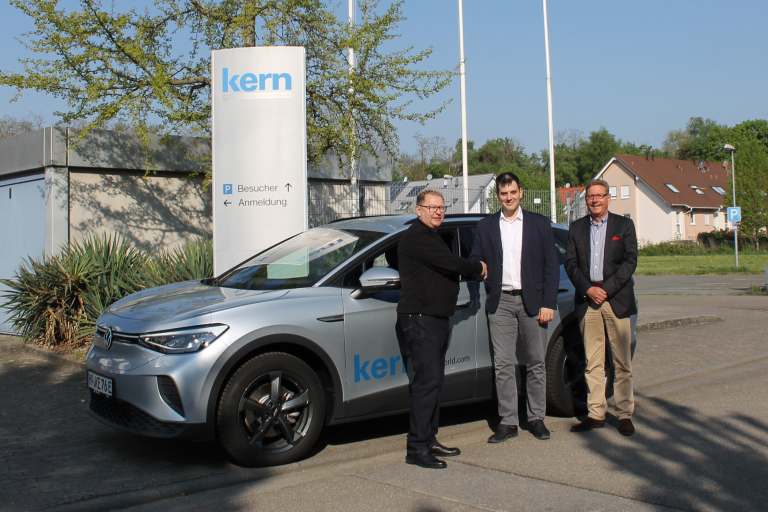 v.l. Andreas Jonczyk (Leiter Fuhrparkmanagement), Ricardo Posocco Malleiro (Serviceleiter Deutschland) und Geschäftsführer Rainer Rindfleisch. (Foto: Kern GmbH)