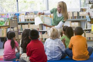 So früh wie möglich sollten sich Kinder mit dem Thema ‚Umwelt und Gesundheit‘ spielerisch auseinandersetzen. KiTas im Kreis Lippe erhalten jetzt Info-Material dazu. (Foto: AOK/hfr.)