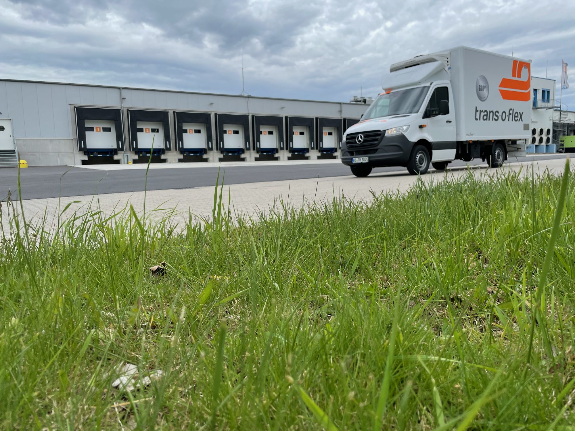Äußerlich kaum ein Unterschied, aber im Betrieb deutlich leiser und sauberer: eines der drei Testfahrzeuge mit elektrischer Kühlung. Die ersten von 174 neuen Fahrzeugen sollen Mitte des Jahres ausgeliefert werden. Die drei Testfahrzeuge laufen inzwischen im Regelbetrieb. (Foto: trans-o-flex)