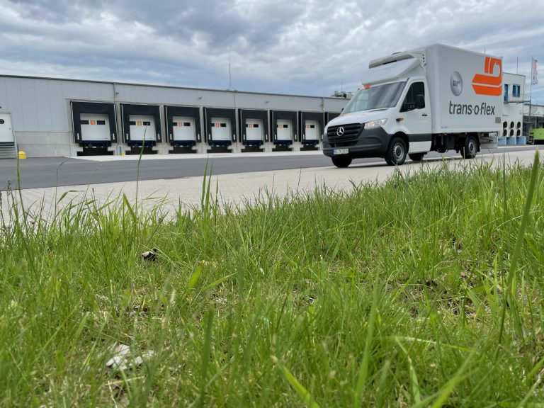 Äußerlich kaum ein Unterschied, aber im Betrieb deutlich leiser und sauberer: eines der drei Testfahrzeuge mit elektrischer Kühlung. Die ersten von 174 neuen Fahrzeugen sollen Mitte des Jahres ausgeliefert werden. Die drei Testfahrzeuge laufen inzwischen im Regelbetrieb. (Foto: trans-o-flex)