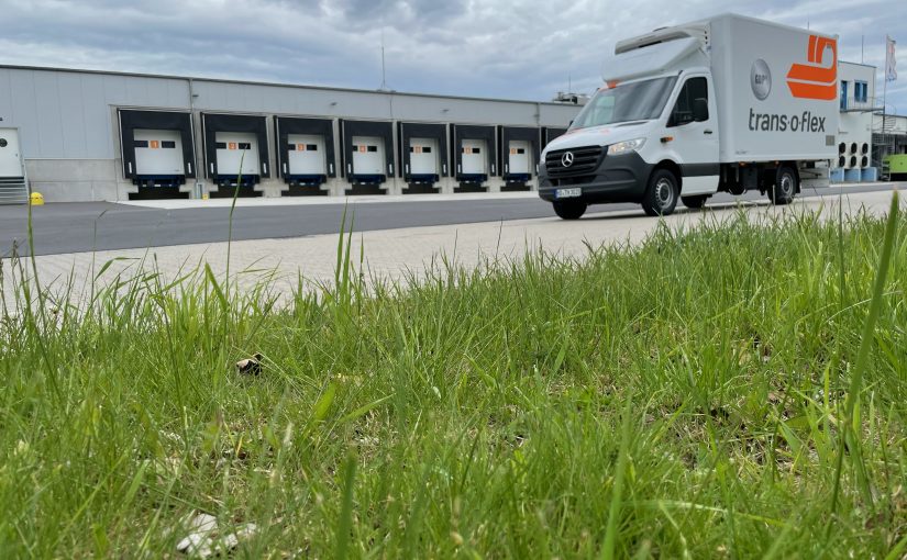 Äußerlich kaum ein Unterschied, aber im Betrieb deutlich leiser und sauberer: eines der drei Testfahrzeuge mit elektrischer Kühlung. Die ersten von 174 neuen Fahrzeugen sollen Mitte des Jahres ausgeliefert werden. Die drei Testfahrzeuge laufen inzwischen im Regelbetrieb. (Foto: trans-o-flex)